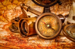 A lupa do vintage encontra-se em um mapa do mundo antigo fotografia de stock royalty free A lupa do vintage encontra-se em um mapa do mundo antigo fotografia de stock royalty free