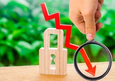 a lupa está olhando a seta vermelha para baixo e o cadeado Diminuição conceptual no nível e na qualidade da proteção imagem de stock a lupa está olhando a seta vermelha para baixo e o cadeado Diminuição conceptual no nível e na qualidade da proteção imagem de stock
