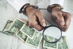 Lupa y dinero de la mano del hombre foto de archivo Lupa y dinero de la mano del hombre foto de archivo