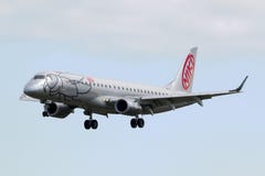 Luqa, Malta 9 de janeiro de 2015: Niki Embraer 190LR na pista de decolagem curto 31 dos finais fotografia de stock royalty free Luqa, Malta 9 de janeiro de 2015: Niki Embraer 190LR na pista de decolagem curto 31 dos finais fotografia de stock royalty free