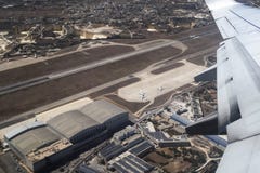 LUQA, MALTE - 6 AOÛT 2016 : Vue aérienne de piste et de bâtiments d'aéroport de Malte Avions commerciaux de départ intérieurs pri photographie stock LUQA, MALTE - 6 AOÛT 2016 : Vue aérienne de piste et de bâtiments d'aéroport de Malte Avions commerciaux de départ intérieurs pri photographie stock
