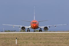 Luqa, Malte le 13 août 2015 : TNT 737 images stock Luqa, Malte le 13 août 2015 : TNT 737 images stock