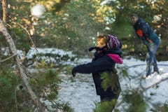 Lura att kasta ut snöbollar i backen Royaltyfria Bilder Lura att kasta ut snöbollar i backen Royaltyfria Bilder