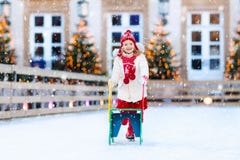 Lurar skridskoåkning i vinter Isskridskor för barn arkivfoton Lurar skridskoåkning i vinter Isskridskor för barn arkivfoton