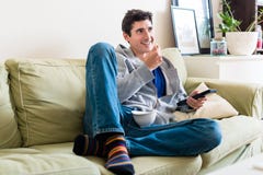 Lustige junge Paare, die zusammen ein Videospiel auf Konsole spielen lizenzfreies stockfoto Lustige junge Paare, die zusammen ein Videospiel auf Konsole spielen lizenzfreies stockfoto