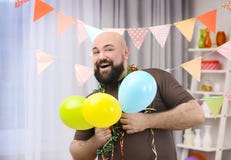Lustiger dicker Mann, der Geburtstag feiert stockfoto Lustiger dicker Mann, der Geburtstag feiert stockfoto