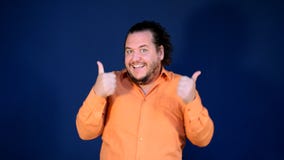 Lustiger dicker Mann im orange Hemdtanzen Alles Gute zum Geburtstag und großer Spaß stock video footage Lustiger dicker Mann im orange Hemdtanzen Alles Gute zum Geburtstag und großer Spaß stock video footage