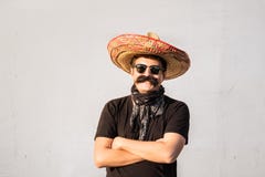Lustiger und netter Mann kleidete oben im traditionellen mexikanischen sombrer an lizenzfreie stockfotos Lustiger und netter Mann kleidete oben im traditionellen mexikanischen sombrer an lizenzfreie stockfotos