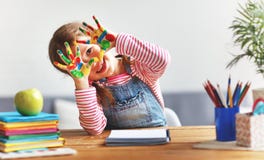 Lustiges Kindermädchen zeichnet die lachenden Showhände, die mit Farbe schmutzig sind lizenzfreies stockfoto Lustiges Kindermädchen zeichnet die lachenden Showhände, die mit Farbe schmutzig sind lizenzfreies stockfoto