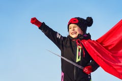 Lustiges kleines Mädchen, das Energiesuperhelden spielt lizenzfreie stockbilder Lustiges kleines Mädchen, das Energiesuperhelden spielt lizenzfreie stockbilder