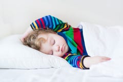 Lustiges schlafendes Kleinkindmädchen in einem weißen Bett stockfoto Lustiges schlafendes Kleinkindmädchen in einem weißen Bett stockfoto