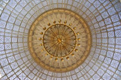 Lustre d'or sous un dôme en verre dans l'intérieur photos libres de droits Lustre d'or sous un dôme en verre dans l'intérieur photos libres de droits