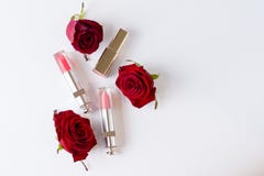 Lustre rose cosmétique décoratif de lèvre de configuration plate et rouge à lèvres nu d'isolement sur le fond blanc avec l'espace image stock Lustre rose cosmétique décoratif de lèvre de configuration plate et rouge à lèvres nu d'isolement sur le fond blanc avec l'espace image stock