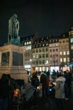 Luto en la gente de Estrasburgo que paga tributo a las víctimas de Terro imagen de archivo libre de regalías Luto en la gente de Estrasburgo que paga tributo a las víctimas de Terro imagen de archivo libre de regalías