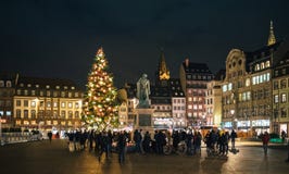 Luto en la gente de Estrasburgo que paga tributo a las víctimas de Terro fotografía de archivo libre de regalías Luto en la gente de Estrasburgo que paga tributo a las víctimas de Terro fotografía de archivo libre de regalías