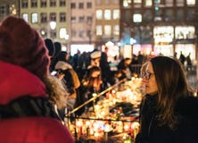 Luto en la gente de Estrasburgo que paga tributo a las víctimas de Terro fotos de archivo Luto en la gente de Estrasburgo que paga tributo a las víctimas de Terro fotos de archivo