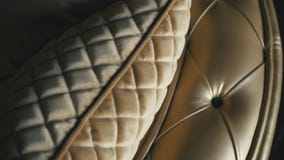Luxe gouden bank op een zolderachtergrond stock footage Luxe gouden bank op een zolderachtergrond stock footage