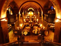 Luxueuze binnenlands van het exclusieve restaurant in het centrum van Bern royalty-vrije stock afbeeldingen Luxueuze binnenlands van het exclusieve restaurant in het centrum van Bern royalty-vrije stock afbeeldingen