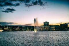 Luxus Fontaene Гамбурга Alster Wohnhaeuser wellen ночное небо волны abend nacht стоковые изображения Luxus Fontaene Гамбурга Alster Wohnhaeuser wellen ночное небо волны abend nacht стоковые изображения