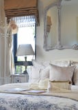 Luxusschlafzimmer mit dekorativem Satz mit Weinlesetasche, Hut lizenzfreie stockfotos Luxusschlafzimmer mit dekorativem Satz mit Weinlesetasche, Hut lizenzfreie stockfotos