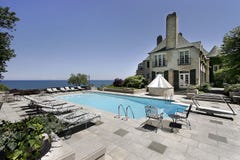 Luxuxhaus und Pool stockfoto Luxuxhaus und Pool stockfoto