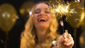 Luz de bengal de ondulação fêmea loura bonita no partido, celebração do ano novo, alegria video estoque Luz de bengal de ondulação fêmea loura bonita no partido, celebração do ano novo, alegria video estoque