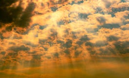 Luz de dios Cielo nublado oscuro dramático con el haz del sol Rayos amarillos del sol a través de las nubes oscuras y blancas Luz foto de archivo Luz de dios Cielo nublado oscuro dramático con el haz del sol Rayos amarillos del sol a través de las nubes oscuras y blancas Luz foto de archivo
