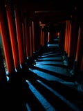 Luz de escape das portas do torii, Fushimi Inari fotografia de stock Luz de escape das portas do torii, Fushimi Inari fotografia de stock