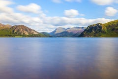 Luz del sol en el agua de Ennerdale, Cumbria, el distrito del lago, Inglaterra imágenes de archivo libres de regalías Luz del sol en el agua de Ennerdale, Cumbria, el distrito del lago, Inglaterra imágenes de archivo libres de regalías