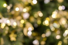 A luz do bokeh da árvore de Natal na cor dourada amarela verde, fundo abstrato do feriado, borra defocused imagens de stock royalty free A luz do bokeh da árvore de Natal na cor dourada amarela verde, fundo abstrato do feriado, borra defocused imagens de stock royalty free