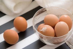 Luz fresca - ovos orgânicos marrons em uma bacia cristal pronta para a Páscoa Listras brancas e pretas como o backgroubnd para ov fotos de stock Luz fresca - ovos orgânicos marrons em uma bacia cristal pronta para a Páscoa Listras brancas e pretas como o backgroubnd para ov fotos de stock