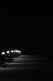 Luzes nevado iluminadas do passeio do parque, perspectiva exterior branca da fileira dos postes de luz das lanternas do pavimento imagens de stock royalty free Luzes nevado iluminadas do passeio do parque, perspectiva exterior branca da fileira dos postes de luz das lanternas do pavimento imagens de stock royalty free