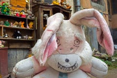 Lviv, de Oekraïne - April 28, 2018: de yard verliet speelgoed van kinderen, met inbegrip van poppen, teddyberen, apen en vele and royalty-vrije stock fotografie Lviv, de Oekraïne - April 28, 2018: de yard verliet speelgoed van kinderen, met inbegrip van poppen, teddyberen, apen en vele and royalty-vrije stock fotografie