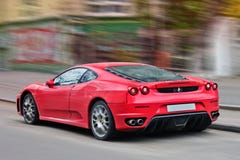 Lviv, de Oekraïne 22 oktober, 2014, Ferrari F430 in motie Rode supercar royalty-vrije stock fotografie Lviv, de Oekraïne 22 oktober, 2014, Ferrari F430 in motie Rode supercar royalty-vrije stock fotografie