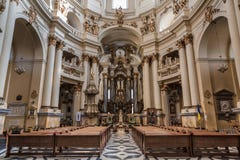 Lviv, UCRÂNIA, o 27 de fevereiro de 2017: interior da catedral católica Imagens de Stock Lviv, UCRÂNIA, o 27 de fevereiro de 2017: interior da catedral católica Imagens de Stock