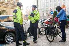 Lviv Ukraina 06 11 2018 Två poliser i cykelhjälmar Polispatrull med cyklar Polisen utfärdar böter fotografering för bildbyråer Lviv Ukraina 06 11 2018 Två poliser i cykelhjälmar Polispatrull med cyklar Polisen utfärdar böter fotografering för bildbyråer