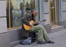 Lviv, Ουκρανία - 18 Οκτωβρίου 2015: Μουσικός οδών που παίζει μια ηλεκτρική κιθάρα Στοκ Εικόνες Lviv, Ουκρανία - 18 Οκτωβρίου 2015: Μουσικός οδών που παίζει μια ηλεκτρική κιθάρα Στοκ Εικόνες
