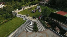 03 08 17 Lviv υπόλοιπο Kavalier γάμος Ο πατέρας οδηγεί τη νύφη κορών του στα σκαλοπάτια στο βωμό όπου ο νεόνυμφος απόθεμα βίντεο 03 08 17 Lviv υπόλοιπο Kavalier γάμος Ο πατέρας οδηγεί τη νύφη κορών του στα σκαλοπάτια στο βωμό όπου ο νεόνυμφος απόθεμα βίντεο