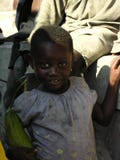 Lwizi, Katanga, Democratische Republiek de Kongo, 6 Juni 2006: Meisjestribunes die fruit houden stock afbeeldingen Lwizi, Katanga, Democratische Republiek de Kongo, 6 Juni 2006: Meisjestribunes die fruit houden stock afbeeldingen