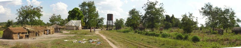 Lwizi, Katanga, transporteur : Les voies ferroviaires abandonnées croisent le village rural images stock Lwizi, Katanga, transporteur : Les voies ferroviaires abandonnées croisent le village rural images stock