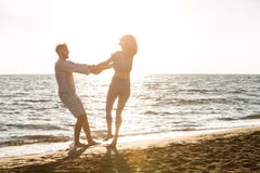 Lycka- och romantikerplatsen av förälskelsepar blir partner med på stranden royaltyfri foto Lycka- och romantikerplatsen av förälskelsepar blir partner med på stranden royaltyfri foto