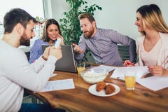 Lyckat startlag i utbildning Aff?rslag som arbetar p? marknadsf?ringsstrategi royaltyfri fotografi Lyckat startlag i utbildning Aff?rslag som arbetar p? marknadsf?ringsstrategi royaltyfri fotografi
