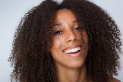 Lycklig afrikansk amerikankvinna med att skratta för lockigt hår royaltyfria bilder Lycklig afrikansk amerikankvinna med att skratta för lockigt hår royaltyfria bilder