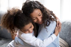 Lycklig afrikansk amerikanmamma och dotterkram som gör fred arkivfoton Lycklig afrikansk amerikanmamma och dotterkram som gör fred arkivfoton