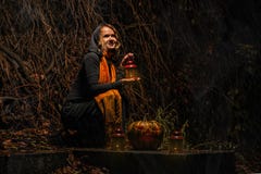 Lycklig allhelgonaafton! En nätt häxa med en stor pumpa Härlig yo royaltyfri bild Lycklig allhelgonaafton! En nätt häxa med en stor pumpa Härlig yo royaltyfri bild