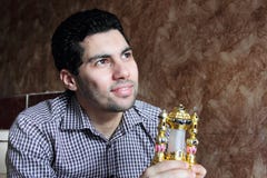 Lycklig arabisk egyptisk ung man med den ramadan lyktan royaltyfri fotografi Lycklig arabisk egyptisk ung man med den ramadan lyktan royaltyfri fotografi