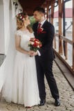 Lycklig brud som kramar med brudgummen, härlig blonebrud i vit w royaltyfri bild Lycklig brud som kramar med brudgummen, härlig blonebrud i vit w royaltyfri bild