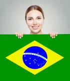 Lycklig brunettflicka med Brasilien flaggabakgrund royaltyfria foton Lycklig brunettflicka med Brasilien flaggabakgrund royaltyfria foton