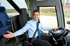 Lycklig chaufför som ombord inviterar av den intercity bussen royaltyfri fotografi Lycklig chaufför som ombord inviterar av den intercity bussen royaltyfri fotografi