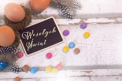 Lycklig easter garnering med svart tavla och ägg, WesoÅ ‚ych ÅšwiÄ… t royaltyfria foton Lycklig easter garnering med svart tavla och ägg, WesoÅ ‚ych ÅšwiÄ… t royaltyfria foton